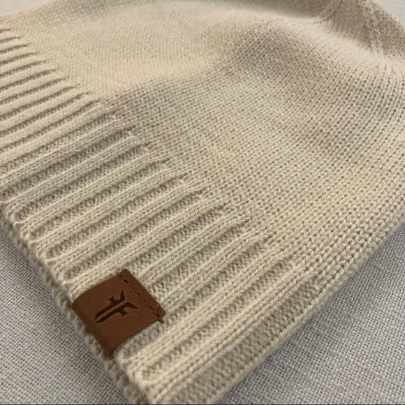 Frye Off White Cream Beanie Hat & Multicolor Soft Fuzzy Boot Socks Gift Set New - Picture 8 of 10